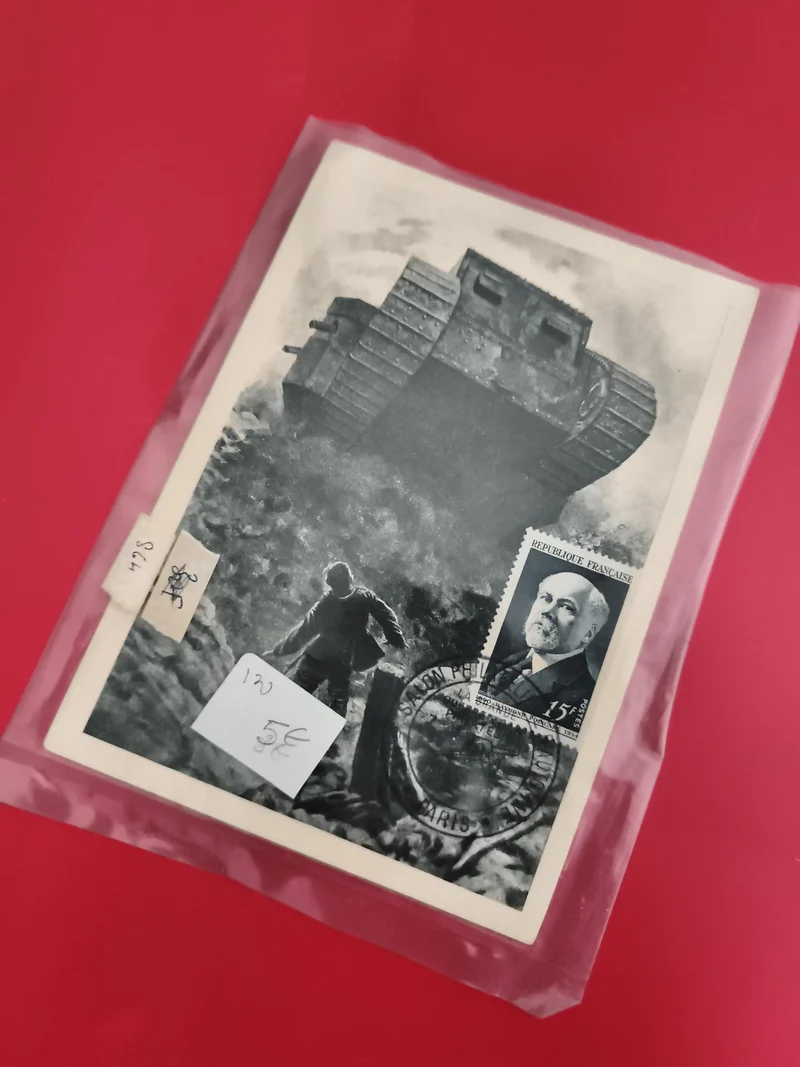 Carte postale illustrée tank + timbre France 15F oblitéré philatélie (Ref 1)