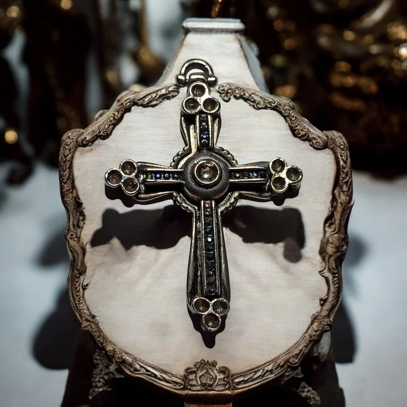 Pendentif Croix Vintage Fantaisie, Ornée, Finition Métallique, Décor Strass