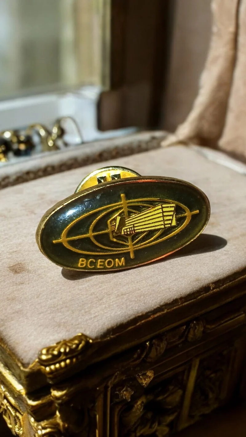 Pin's vintage BCEOM ovale doré, collection rare, souvenir France ancien