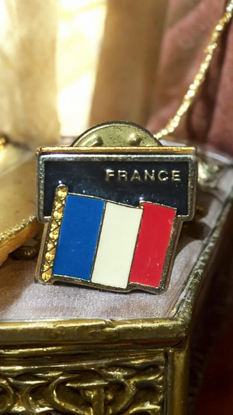 Pin's émaillé drapeau France vintage, tricolore, badge ancien rare