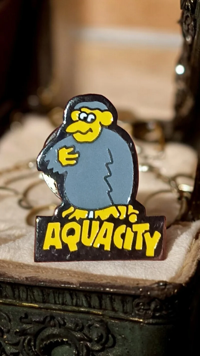 Pin's Aquacity vintage original personnage bleu jaune ? badge rare années 90