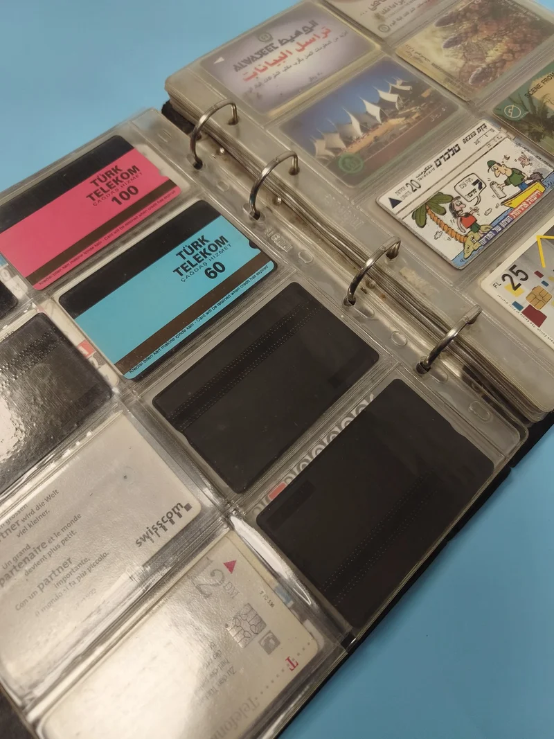 Ancien classeur cartes téléphoniques étrangères vintage collection multicolore