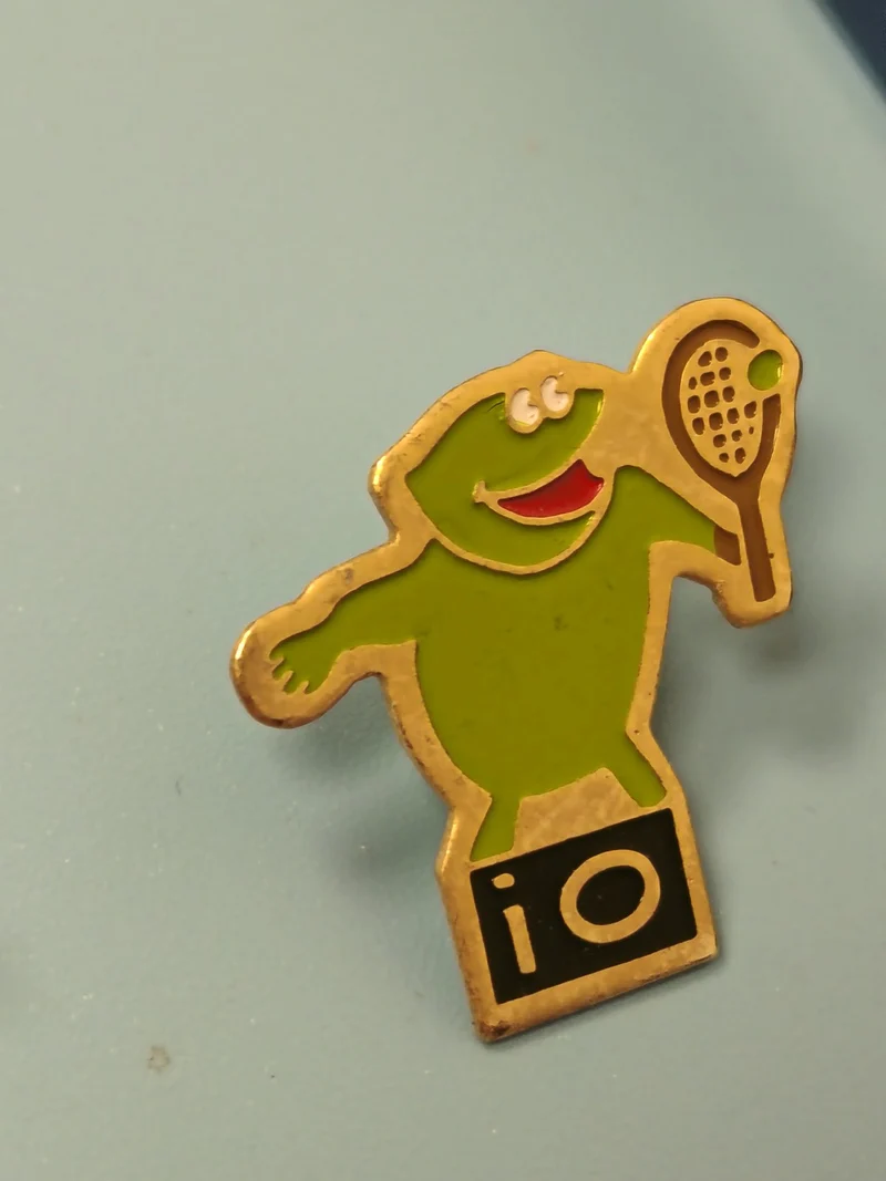 Vintage pin's tennis io vert joueur raquette émaillé années 80-90 rare