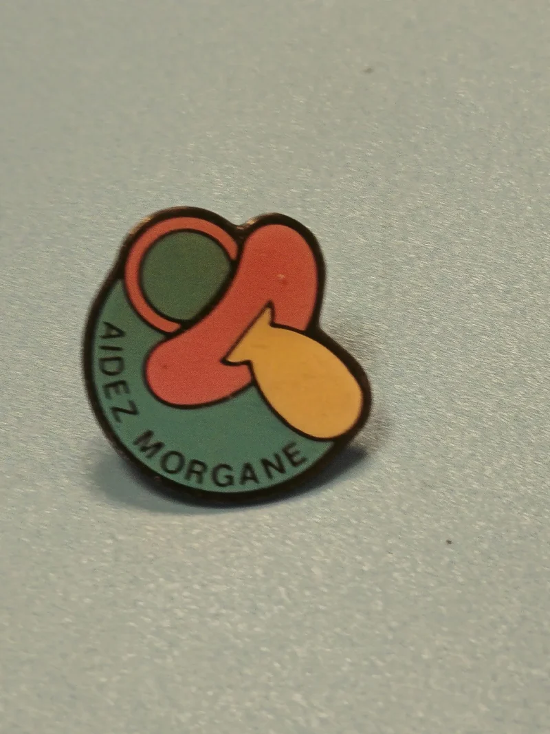 Vintage pin's Aidez Morgane tétine colorée badge ancien collection