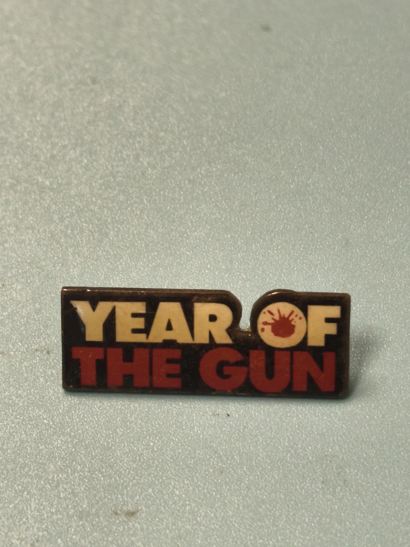 Vintage pin's Year of the Gun ancien badge cinéma noir et rouge collection