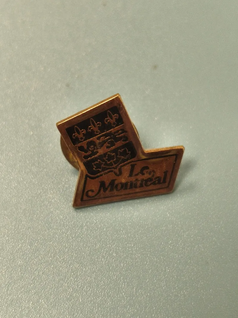 Pin's vintage Le Montreal blason doré, collection souvenir ancien Canada