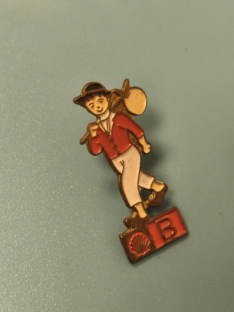 Vintage pin's Shell personnage marcheur émaillé rouge blanc collection (Ref 5)