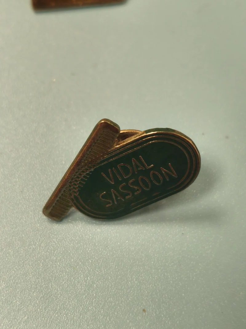 Pin's vintage Vidal Sassoon doré coiffeur, forme peigne, collection (Ref 5)