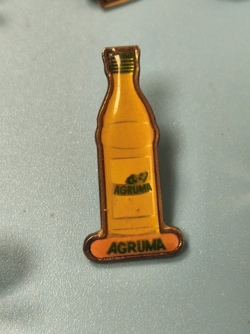 Vintage pin's bouteille AGRUMA jaune, objet publicitaire rétro collection (Ref 5