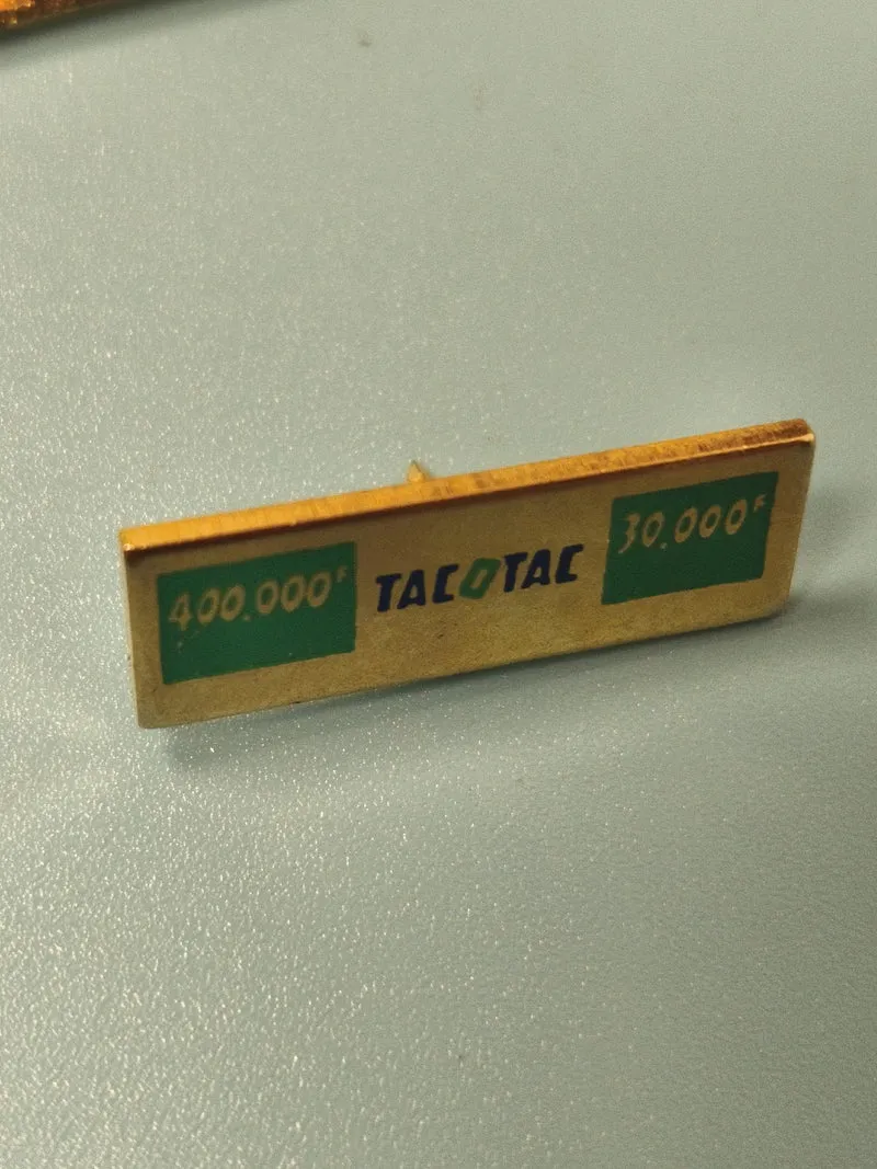 Vintage pin's TACOTAC ancien jeu de loterie, rectangulaire, vert et doré