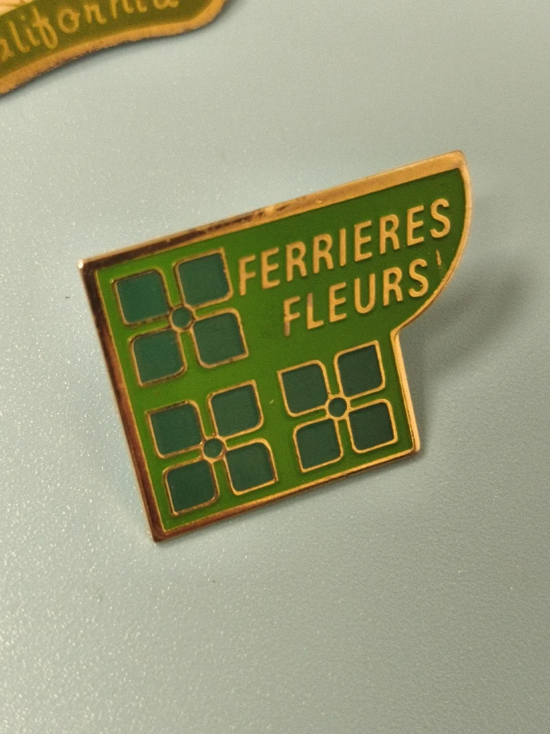 Vintage pin's Ferrieres Fleurs vert émaillé logo floral collection (Ref 5)