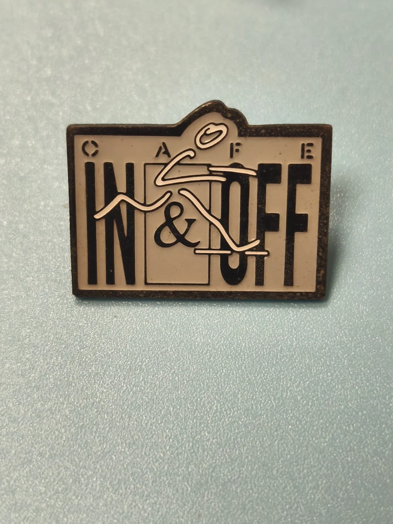 Pin's vintage café IN & OFF, design graphique, collection publicitaire ancien