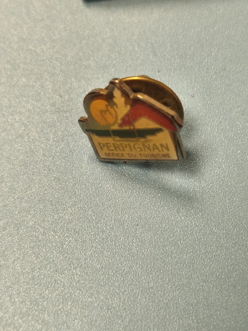 Pin's vintage Perpignan Office du Tourisme, émail coloré, collection (Ref 5)