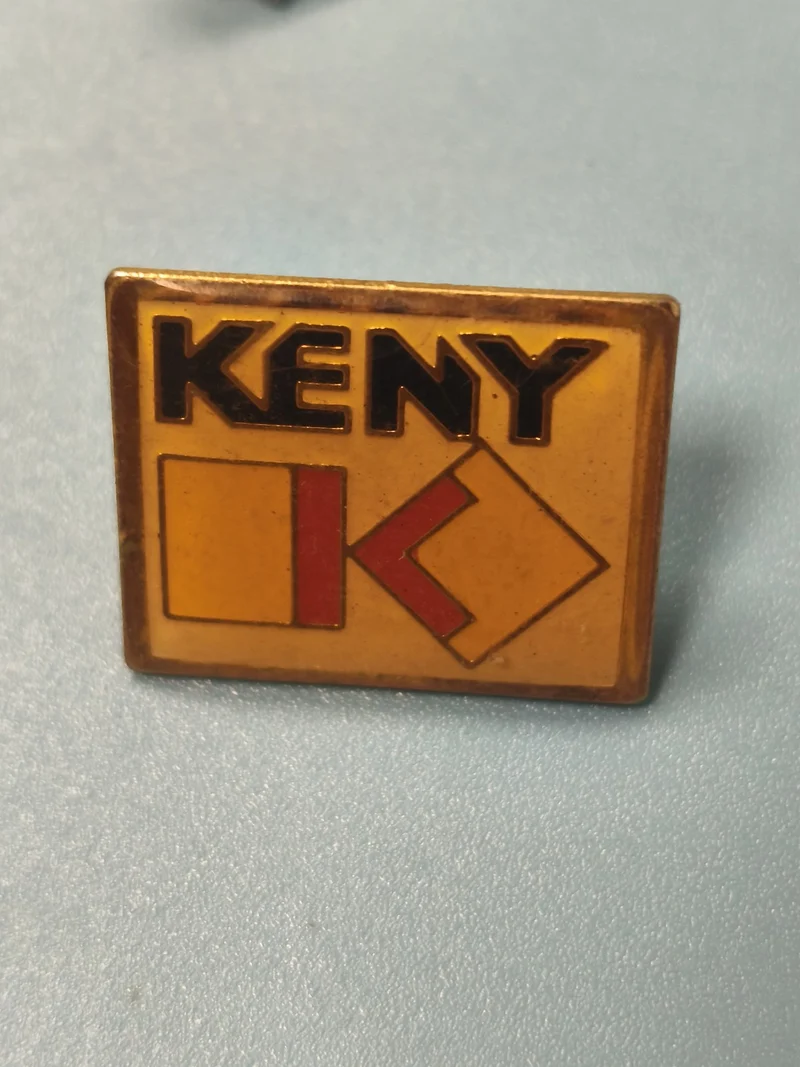 Vintage pin's publicitaire KENY carré jaune logo rétro collection