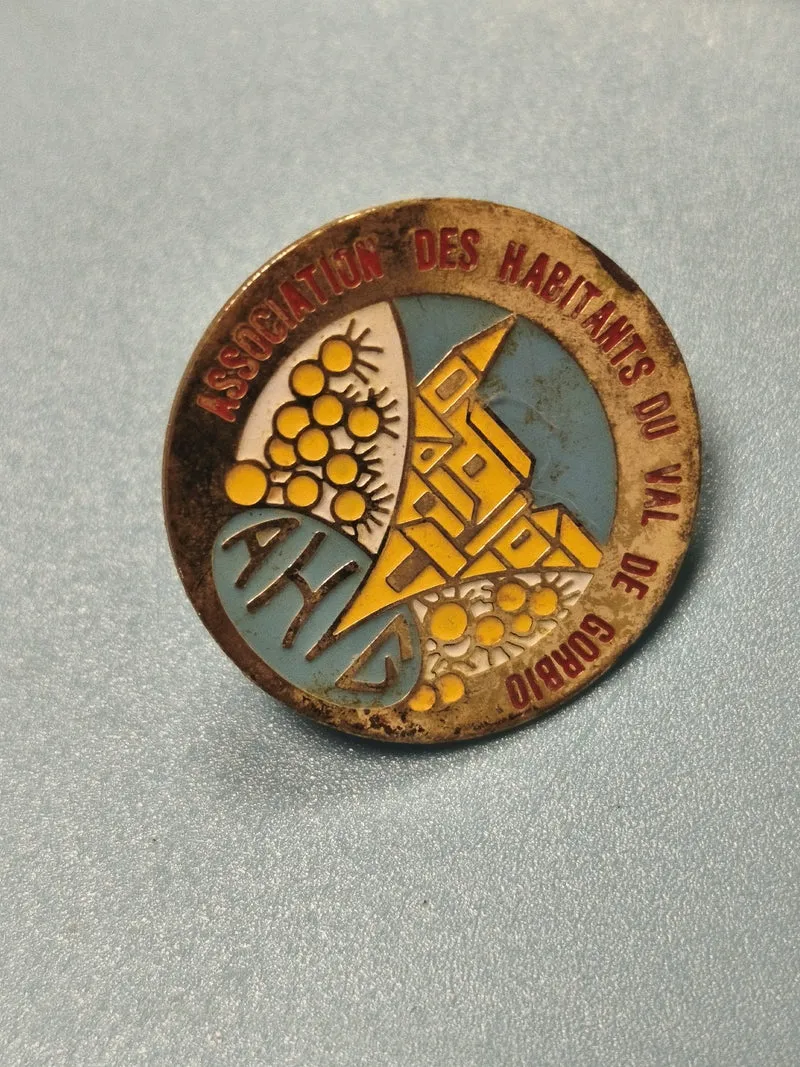 Vintage pin's Association des Habitants du Val de Gorbio rond émaillé coloré