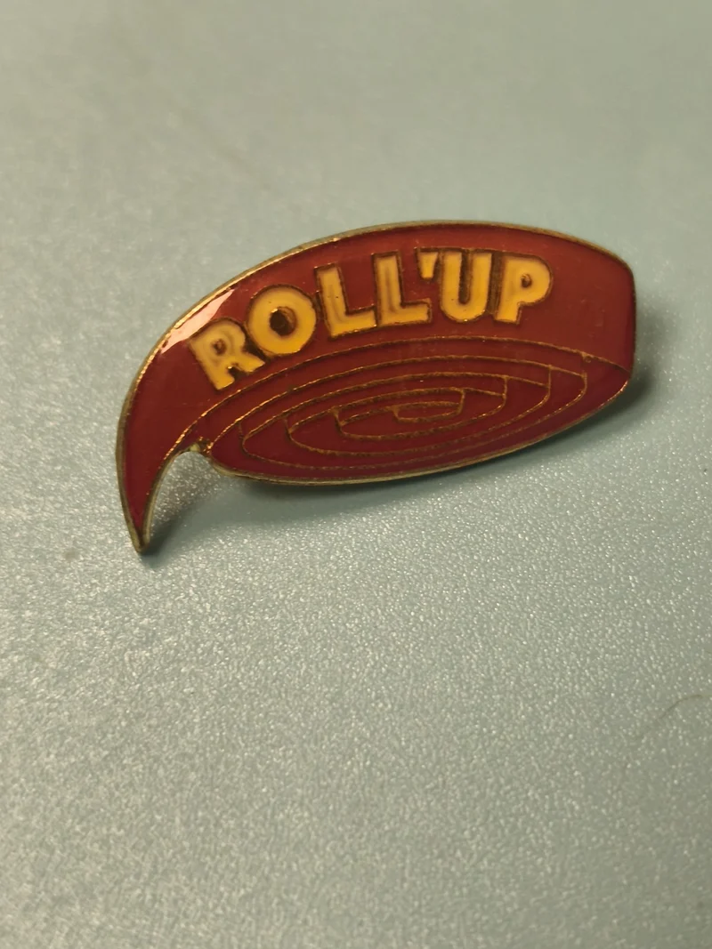 Vintage pin's Roll'Up rouge jaune collection badge rétro (Ref 5)