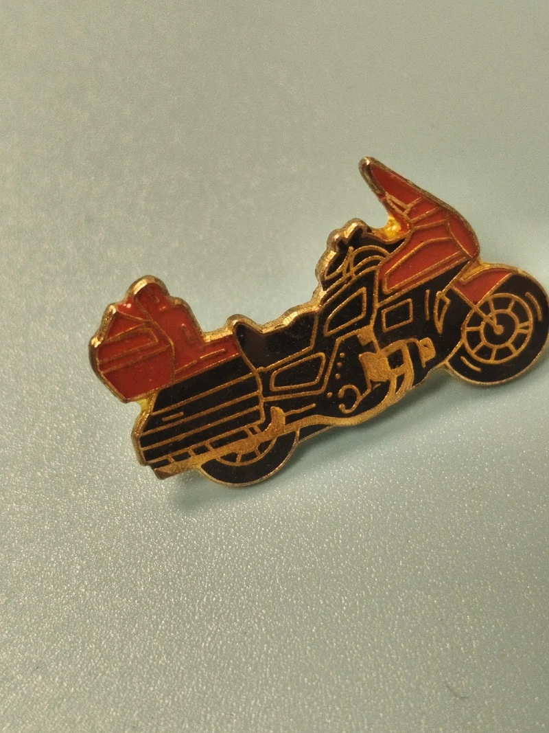 Vintage pin's moto émaillé, noir et rouge, collection motards (Ref 5)