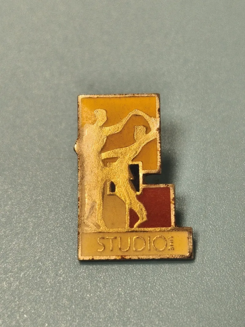 Vintage pin's Studio danseurs émaillé rectangulaire jaune rouge rare collection