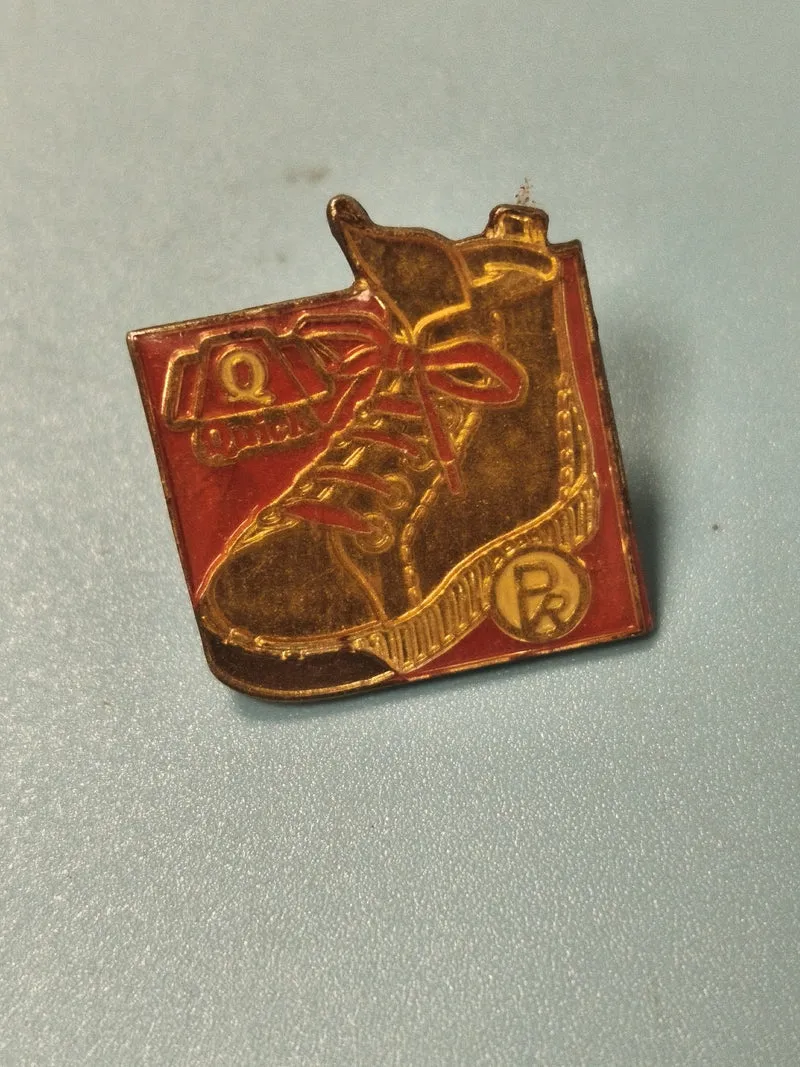 Pin's vintage Quick chaussure basket rouge et or collection (Ref 5)