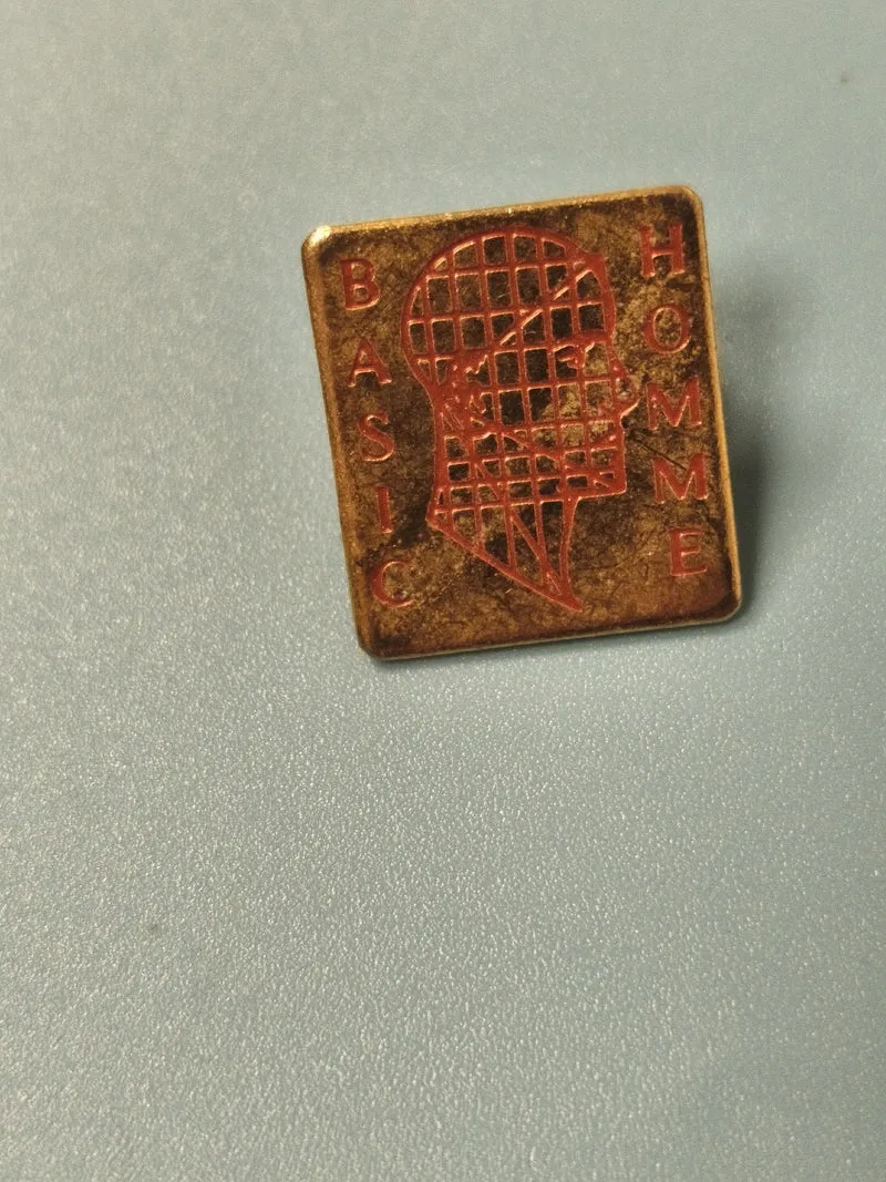 Vintage pin's BASIC HOMME carré tête graphique rétro collection (Ref 5)