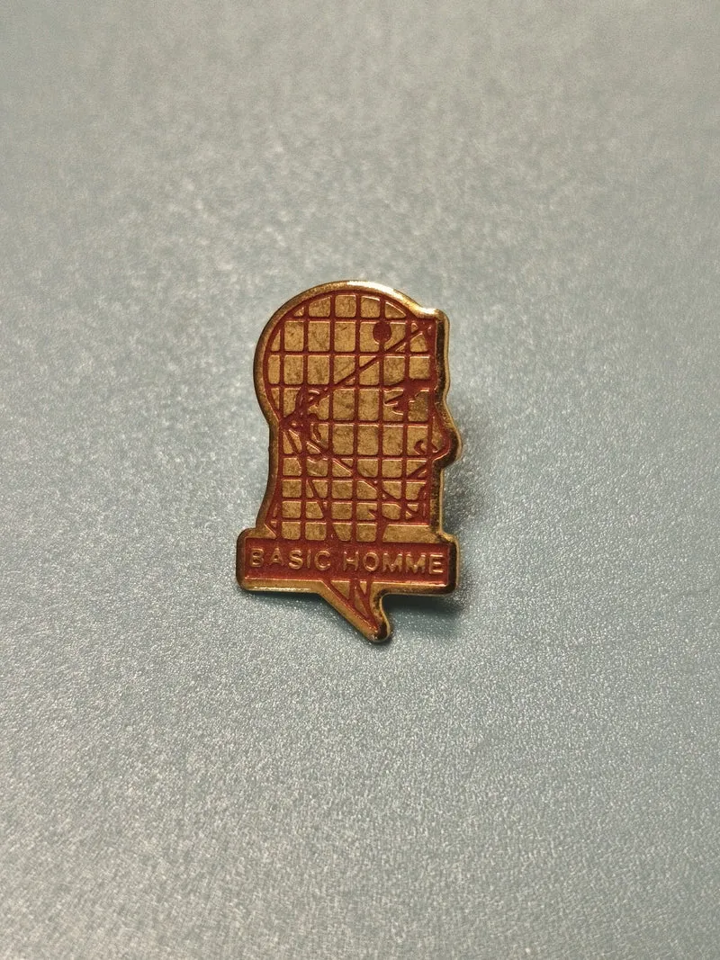 Vintage pin's BASIC HOMME tête profil quadrillée rouge doré collection (Ref 6)