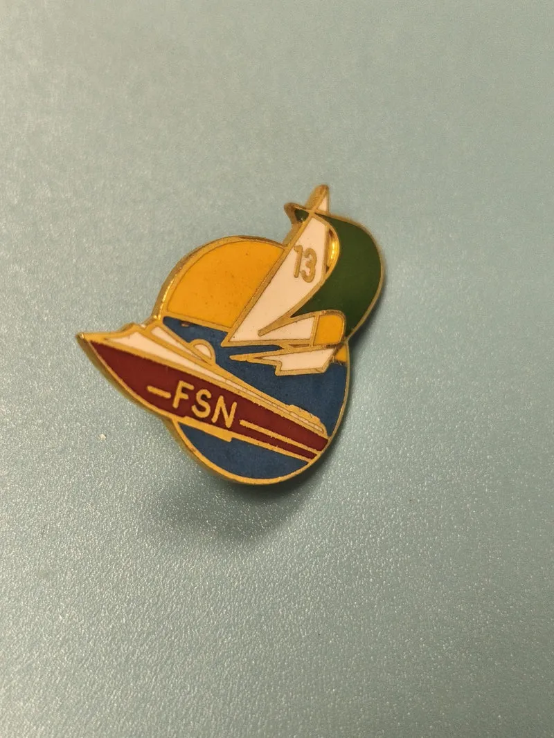 Vintage pin's FSN voilier émaillé multicolore collection nautique ancien