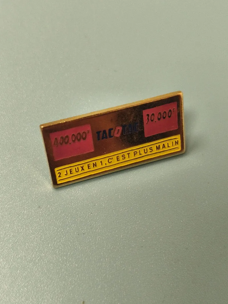 Vintage pin's publicitaire Tacotac rectangulaire rouge jaune ancien jeu loterie