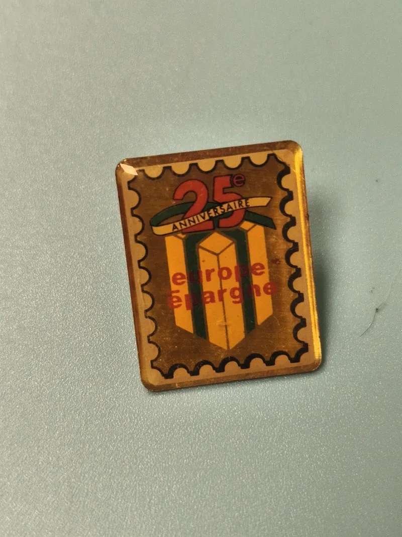 Pin's vintage Europe Epargne 25e anniversaire, rectangulaire jaune et vert