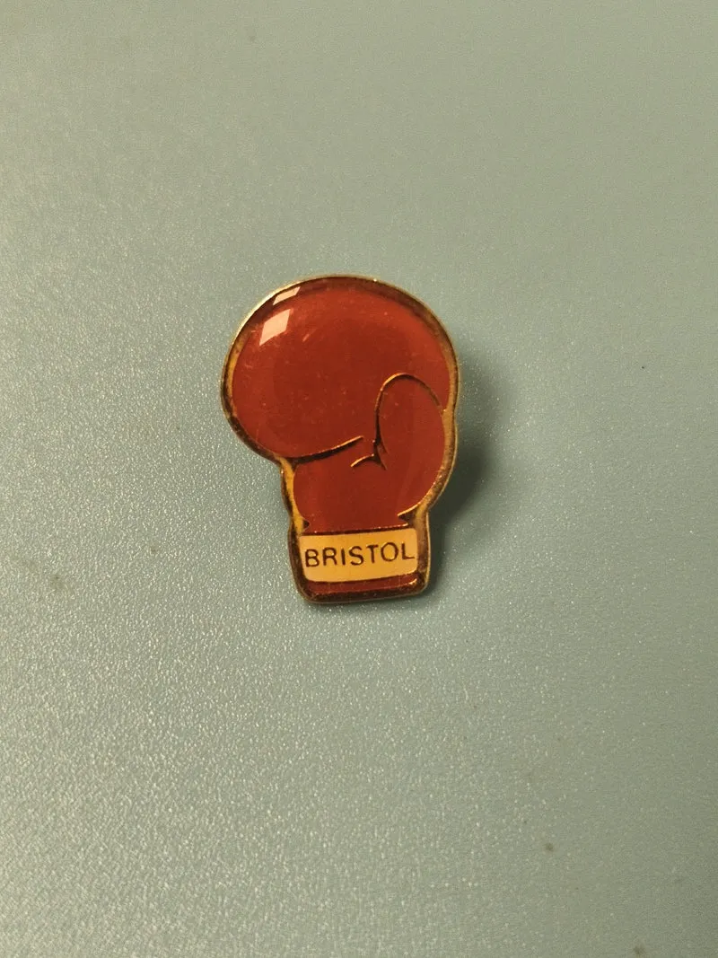 Vintage pin's boxe gant rouge Bristol ancien collection sport (Ref 6)