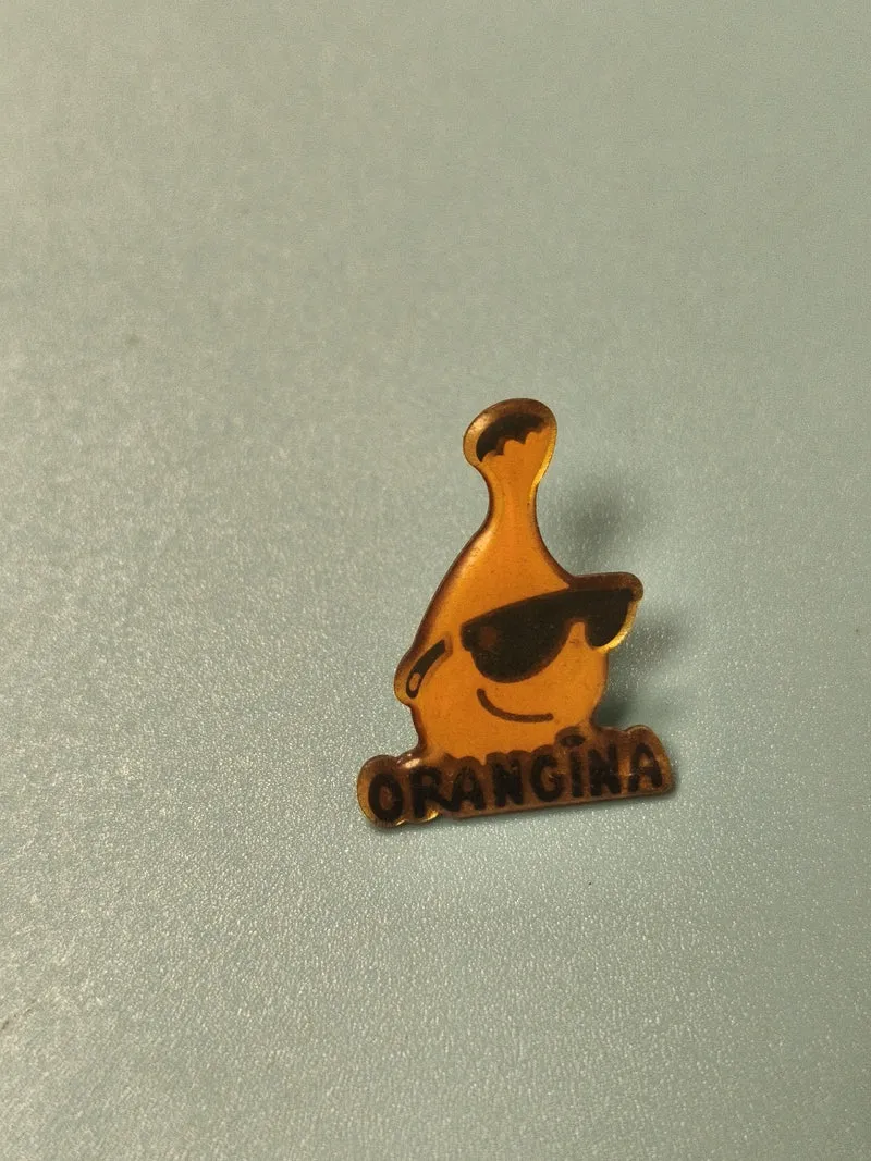 Pin's vintage Orangina mascotte lunettes rétro collection boisson publicitaire