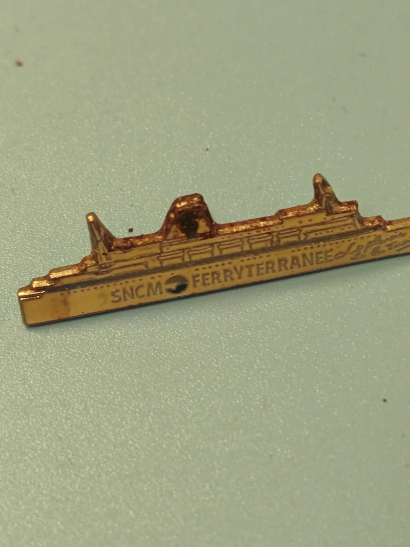 Pin's vintage SNCM Ferryterranée doré, forme paquebot, collection marine