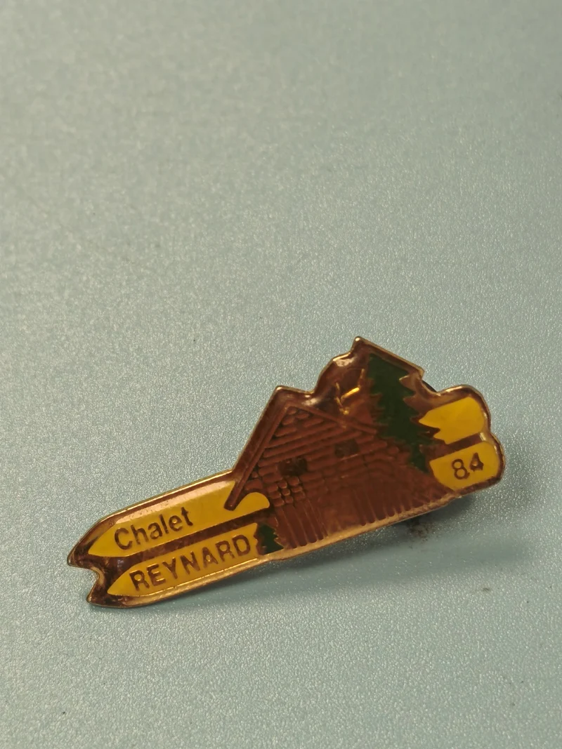 Vintage pin's Chalet Reynard 84, forme chalet, collection montagne rétro