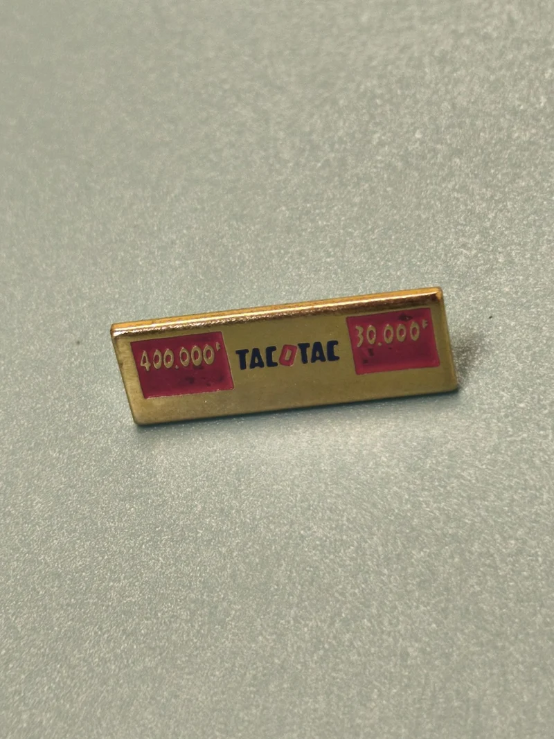 Vintage pin's TACOTAC rectangulaire jeu de loterie ancien collection (Ref 6)