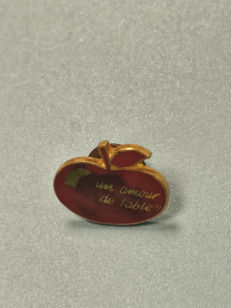 Vintage pin's pomme rouge "un amour de table" badge ancien collection