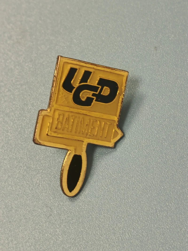 Vintage pin's bâtiment UGD jaune forme pinceau ancien collection (Ref 6)