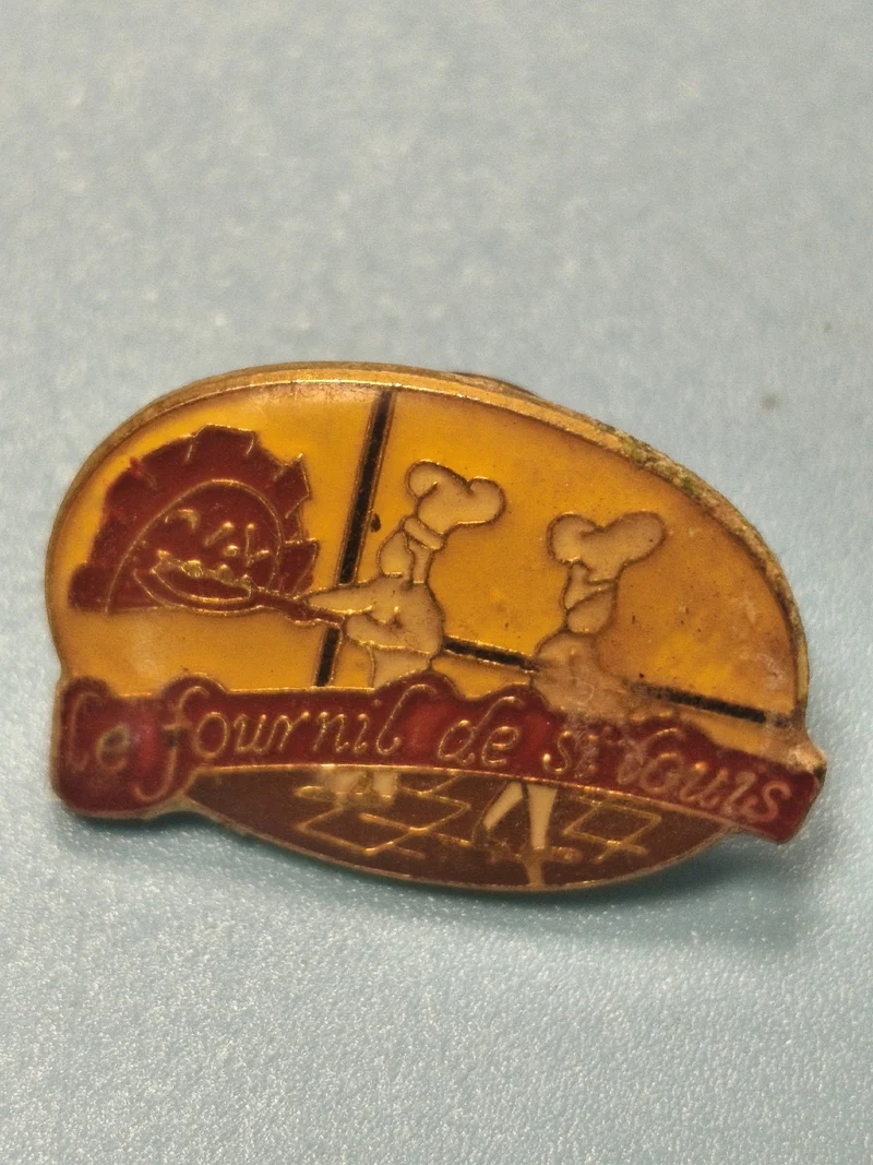 Vintage pin's boulangerie Le Fournil de St Louis émaillé, décor boulangers (Ref