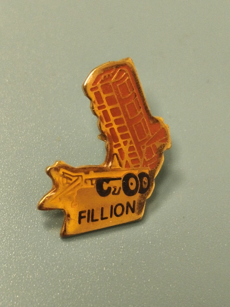 Vintage pin's Fillion jaune orange émaillé collection badge ancien (Ref 6)