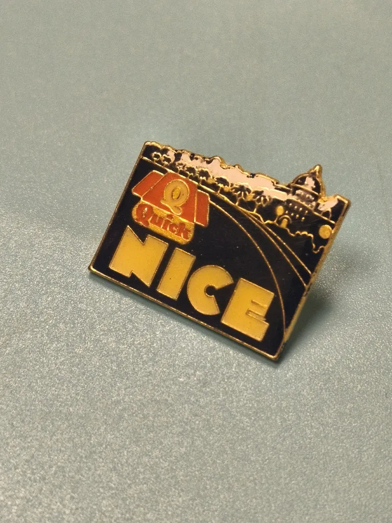 Vintage pin's Quick Nice émaillé, décor Côte d?Azur, collection fast-food