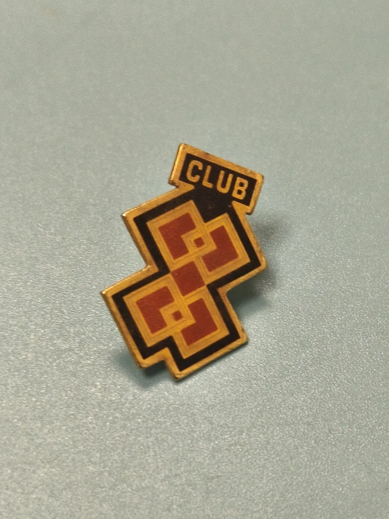 Pin's vintage club géométrique, motif rétro rouge et noir, collection (Ref 6)