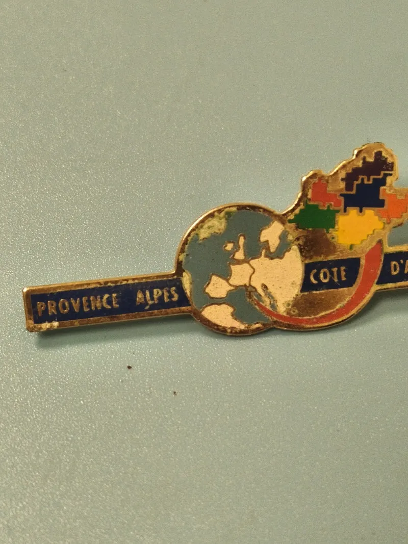 Pin's vintage région PACA Provence Alpes Côte d'Azur carte colorée