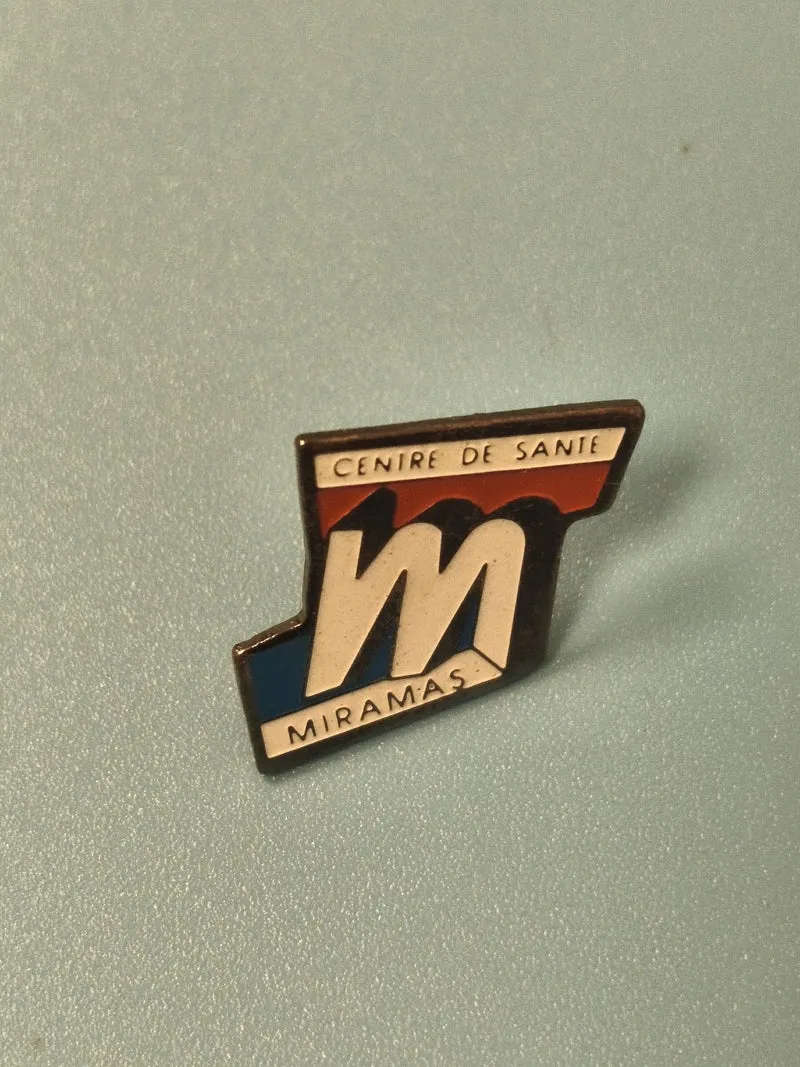Pin's vintage Centre de Santé Miramas, logo émaillé tricolore, collection