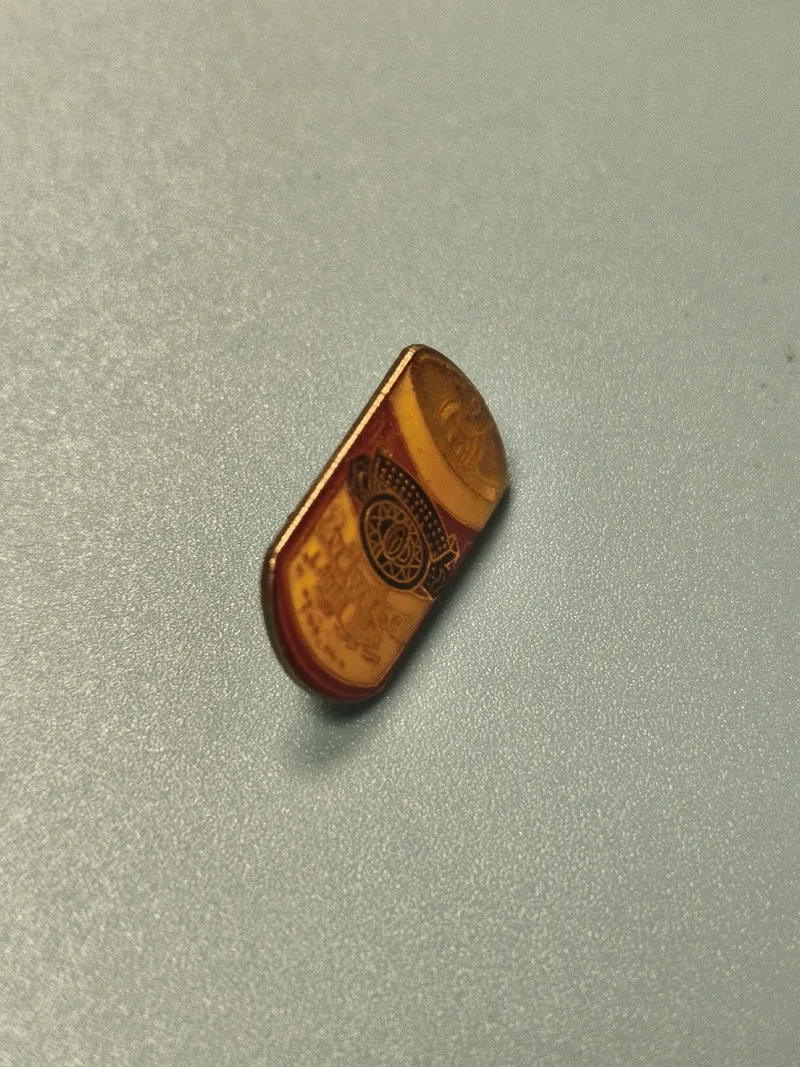 Pin's vintage alcool doré forme capsule, collection publicité bar ancien