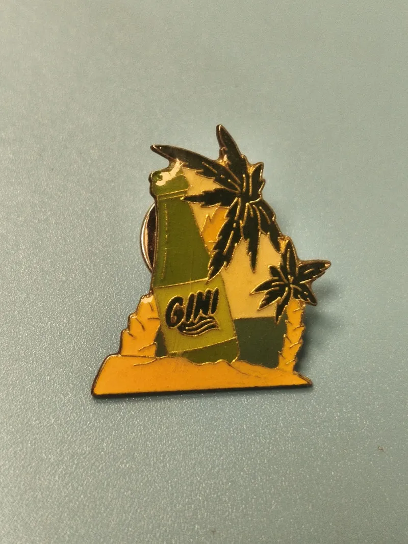Vintage pin's publicitaire Gini bouteille verte palmiers collection soda
