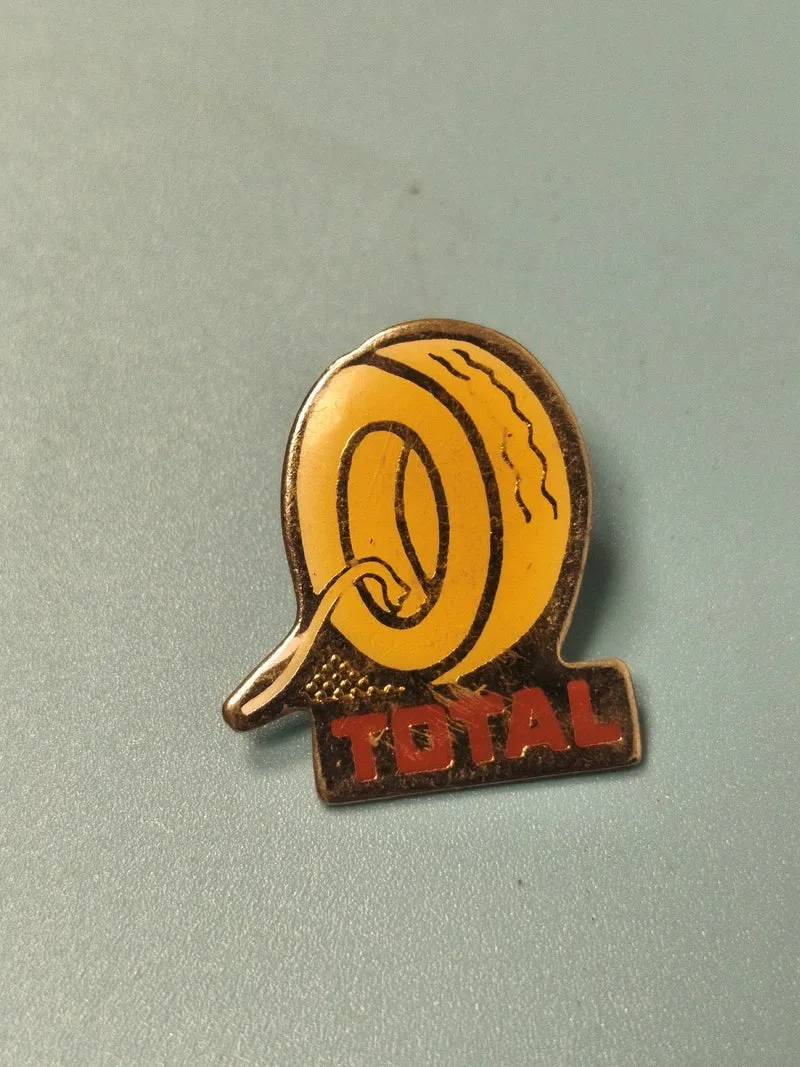 Vintage pin's TOTAL pneu jaune publicitaire rétro collection automobile