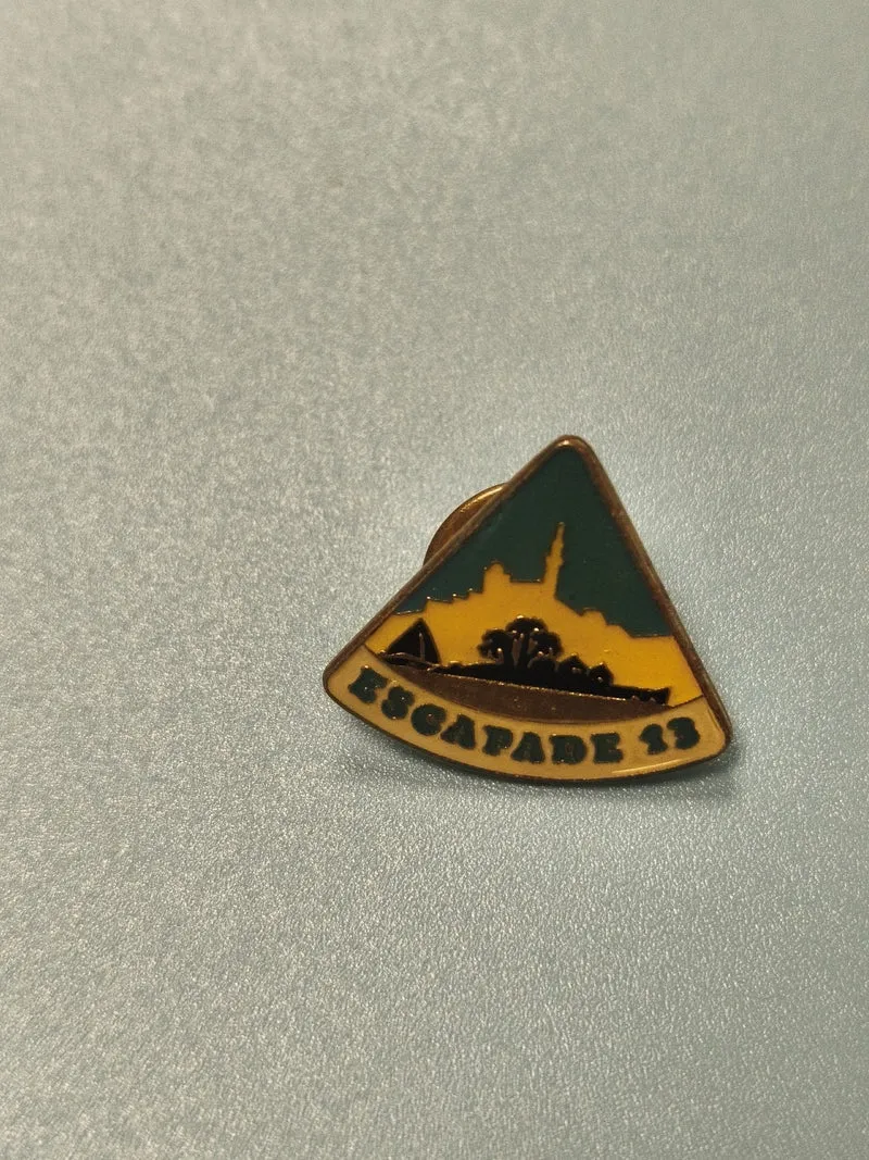 Vintage pin's triangle ESCAPADE 13 vert jaune silhouette paysage ancien
