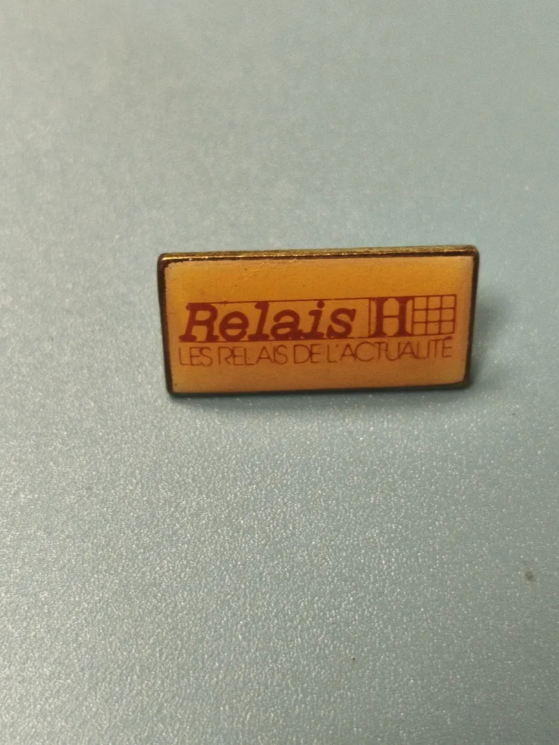 Vintage pin's Relais H rectangulaire jaune Les Relais de l'Actualité