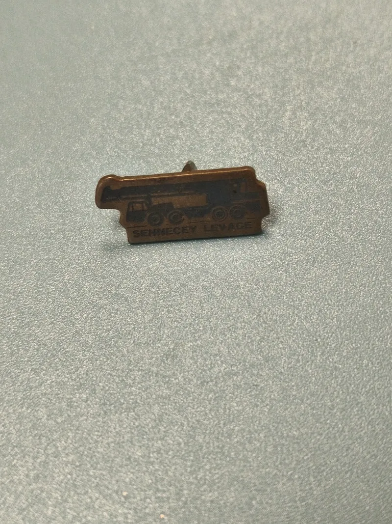 Pin's vintage Sennecey Levage camion grue ancien collection transport