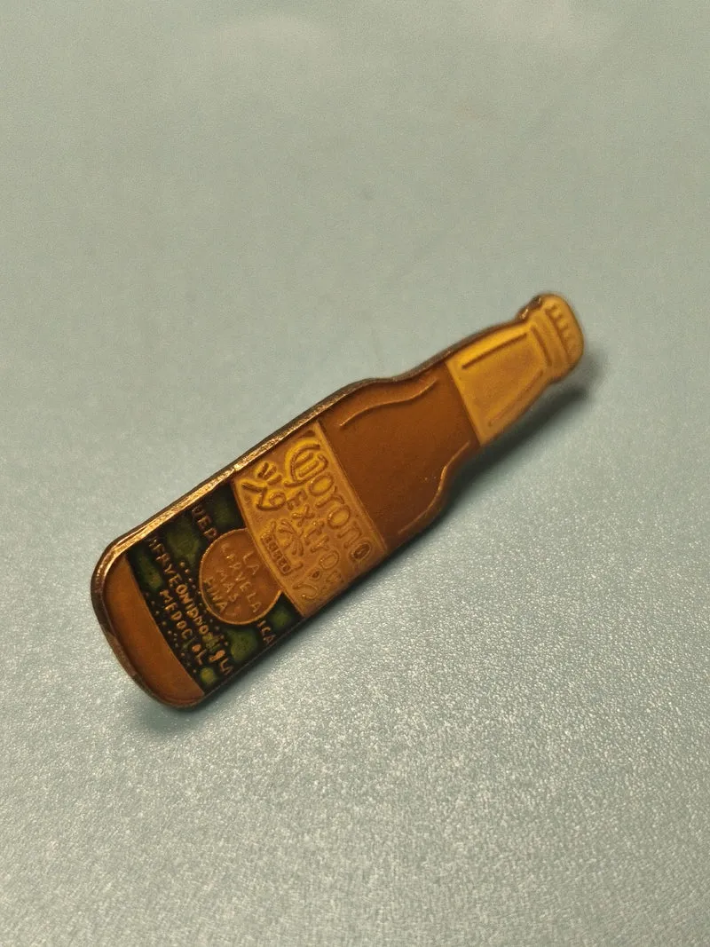 Vintage pin's alcool bouteille bière dorée collection publicitaire rare