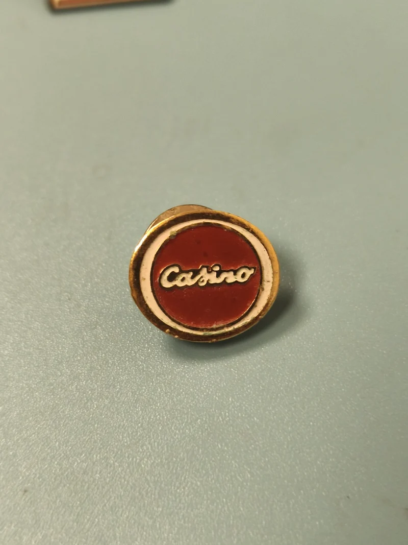 Vintage pin's casino rond rouge ancien collection badge rétro (Ref 7)