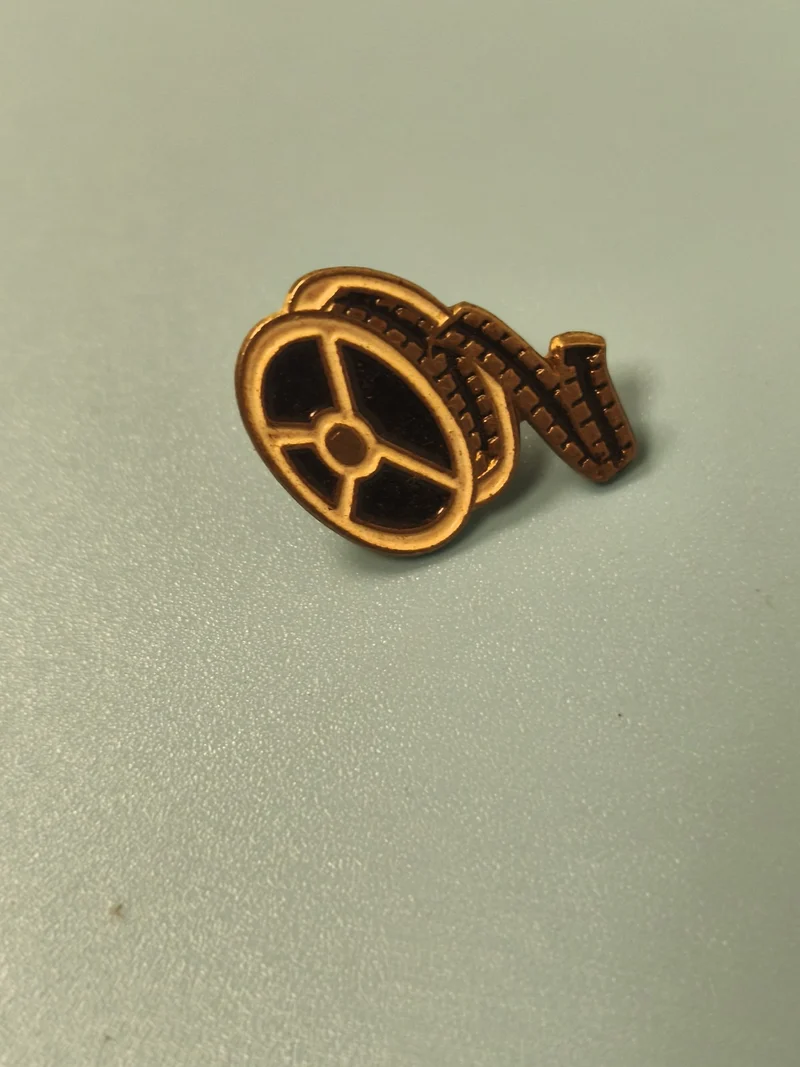 Vintage pin's cinéma bobine film émaillée dorée, accessoire collection rétro